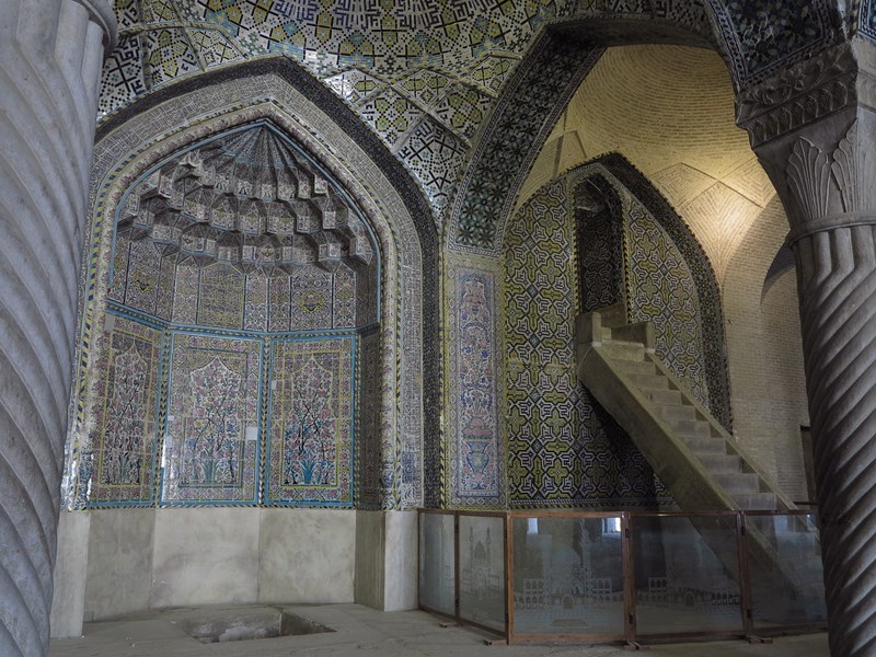 منبر و محراب مسجد وکیل شیراز در یک قاب