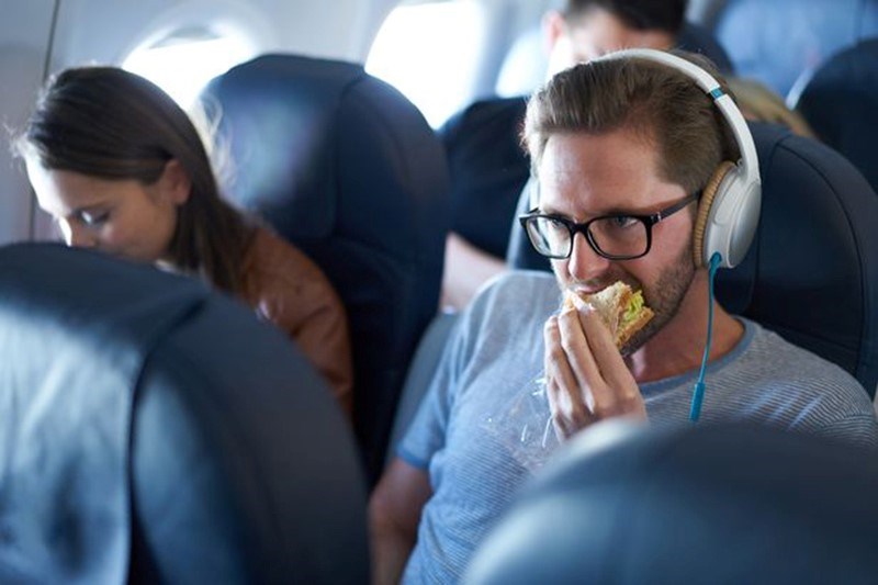 علاوه بر طعم و بو، شنوایی هم در احساسی که از خوردن غذا دارید تأثیر می‌گذارد. 