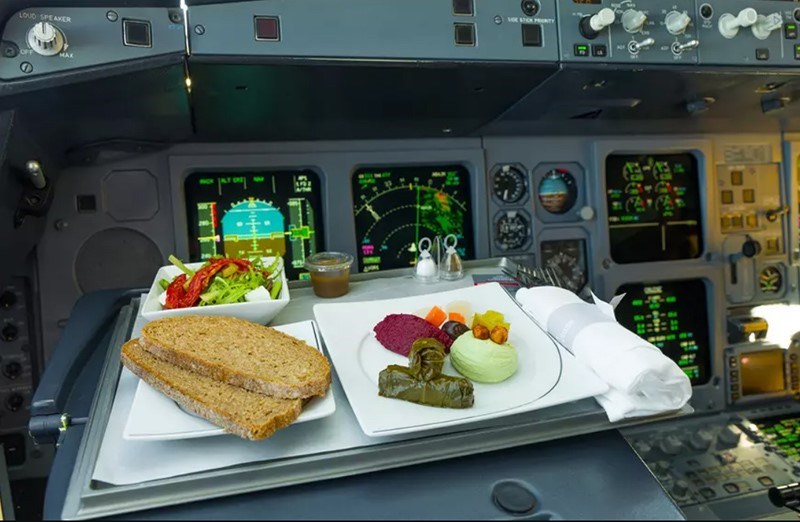 به خلبانان هنگام پرواز غذای متفاوتی داده می‌شود.