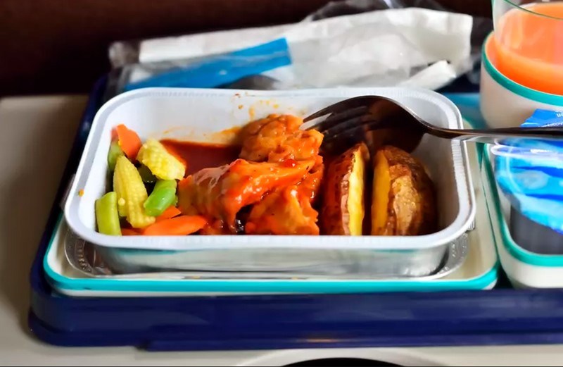 غذاهای حاوی سس مانند پاستا و کاری که کمی آبدار هستند به‌عنوان غذای هواپیمایی بهترند.