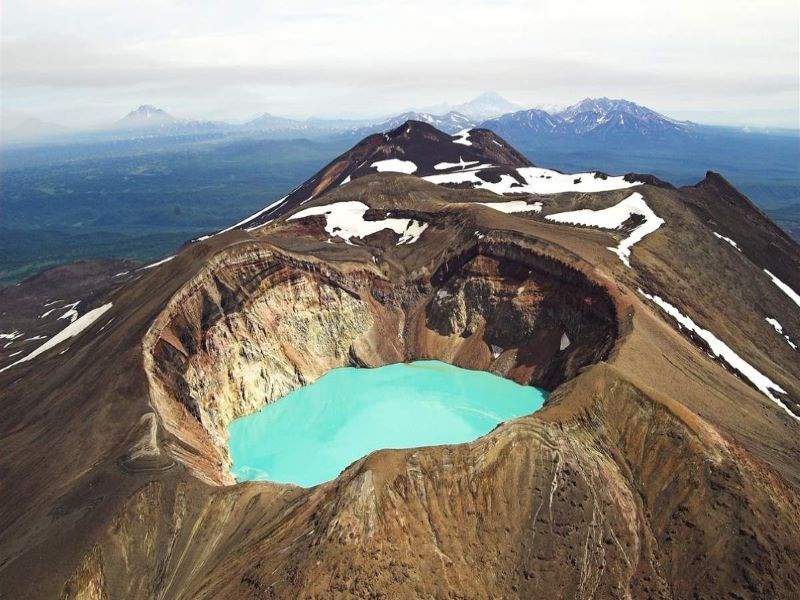 چشمه‌ مالی‌سمیاچیک در دهانه یکی از کوه‌های آتش‌فشانی کامچاتکا 