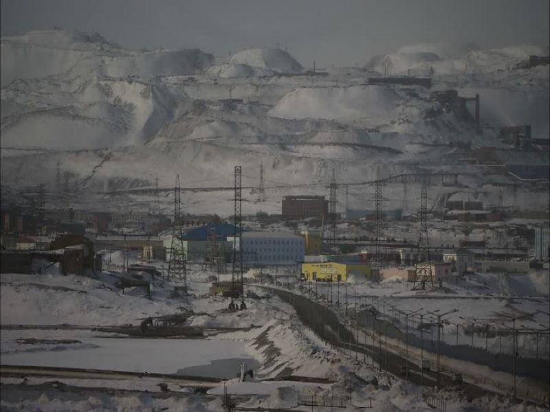 شهر کثیف نوریلسک پوشیده از برف سیاه و چرک