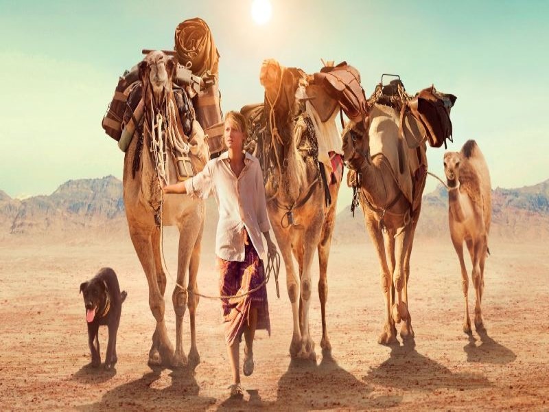 رویین دیویدسون به همراه چهار شتر و سگش در صحرا