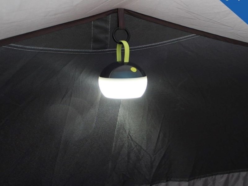 چراغ قوه در وسط سقف یک چادر مسافرتی