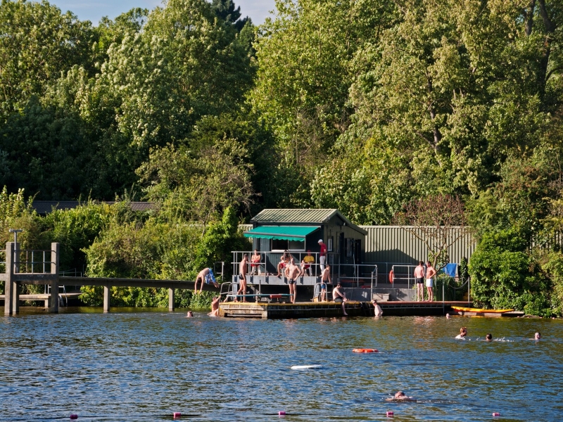 مردم در حال شنا در یکی از حوضچه‌های پارک Hampstead 