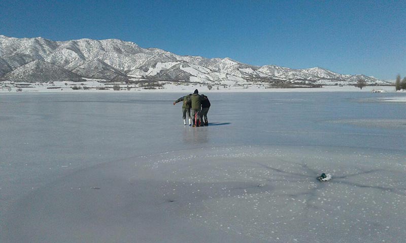 دریاچه زریوار که در زمستان یخ بست.