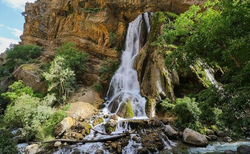 نمایی از آبشار آب سفید