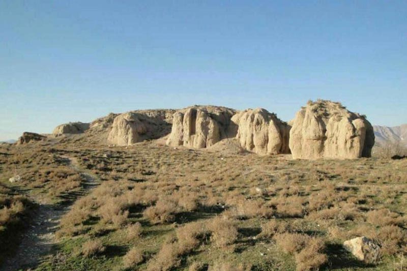 تصویری از باقیمانده های تپه باستانی گیان