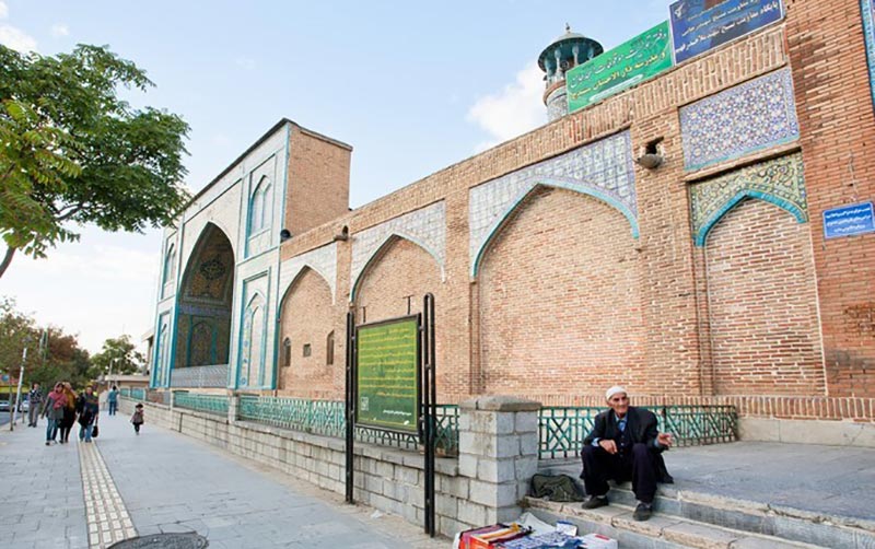 تصویری از دیوار بیرونی مسجد جامع سنندج و سردر اصلی آن