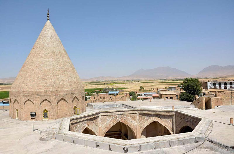 نمایی از گنبد زیبای امامزاده قاسم لرستان