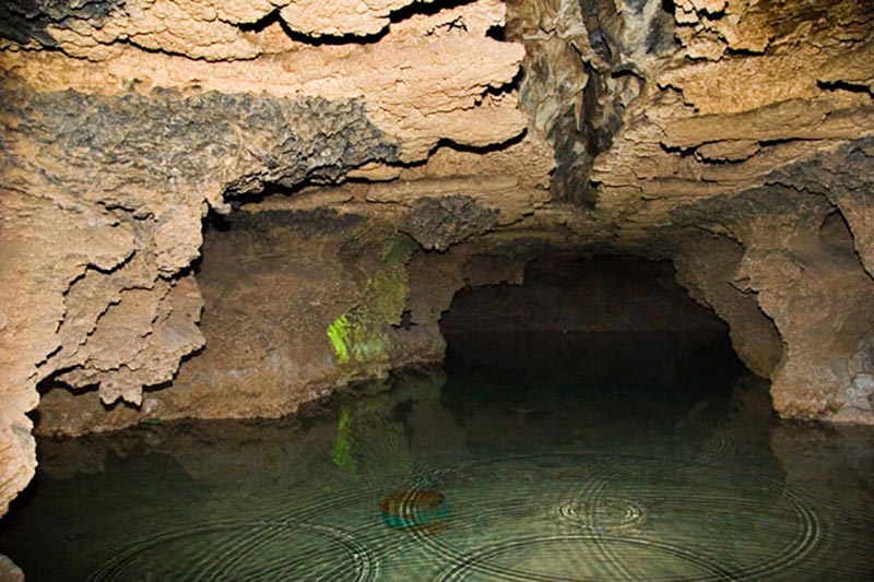 اینجا یکی از دریاچه‌های داخلی غار علیصدر همدان است. 