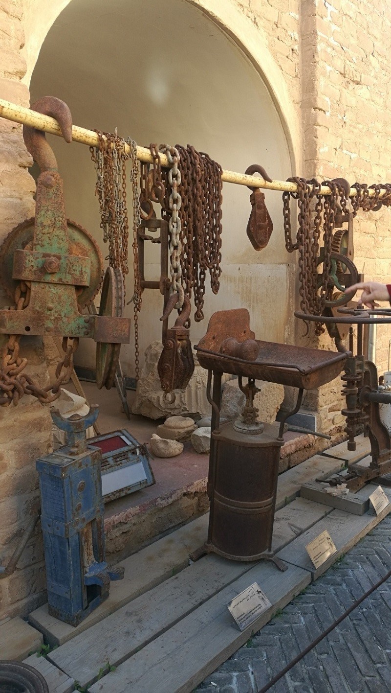 هر کدام از این ابزارها عتیقه‌های باارزشی هستند که در قلعه نگهداری می‌شوند.