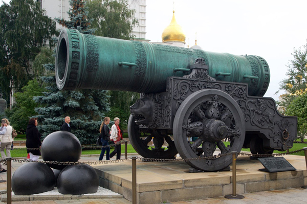 شاه توپ (Tsar Cannon) در میدان سرخ مسکو