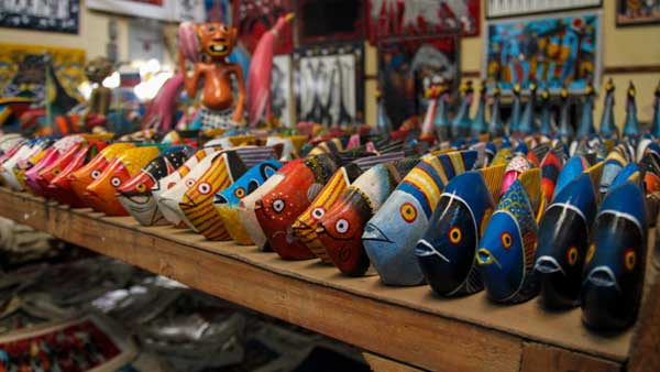 دست‌سازه‌های چوبی در بازار Mwenge Woodcarvers Market