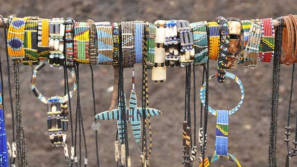 دستبندها و گردنبندهای ماسای از دانه‌ها یا منجوق‌های رنگی