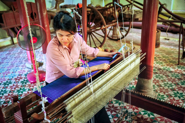 زن کامبوجی در حال بافت پارچه ابریشم