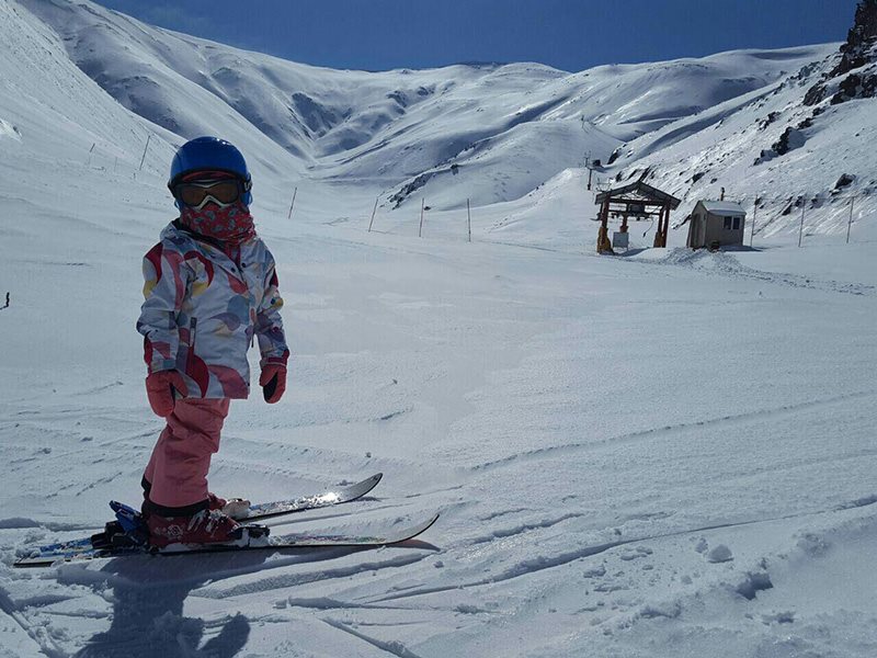کودکان مشغول اسکی در پیست اسکی شیرباد