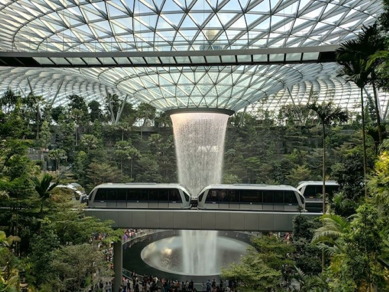 آبشار مصنوعی عظیم در فرودگاه چانگی