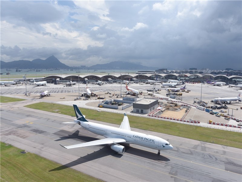 هواپیمای کاتای پاسیفیک در باند فرودگاه بین المللی هنگ‌کنگ