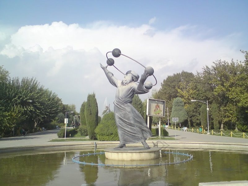 مجسمه خیام در پارک لاله تهران