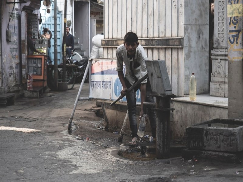پسربچه‌ای در محله کثیف هندوستان