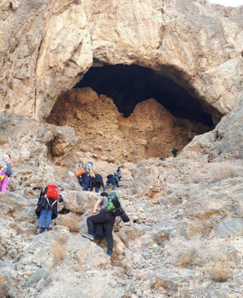 مسیر رسیدن به دهانه‌ی غار اصلا آسان نیست!