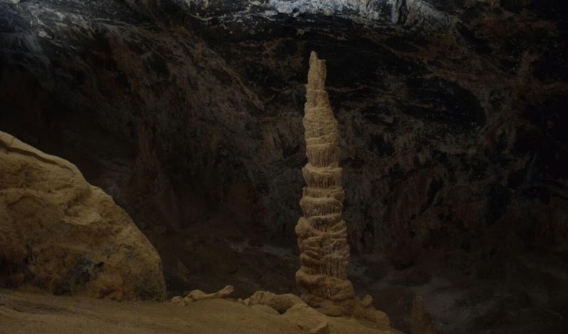 ستون زیبای سنگی داخل غار.