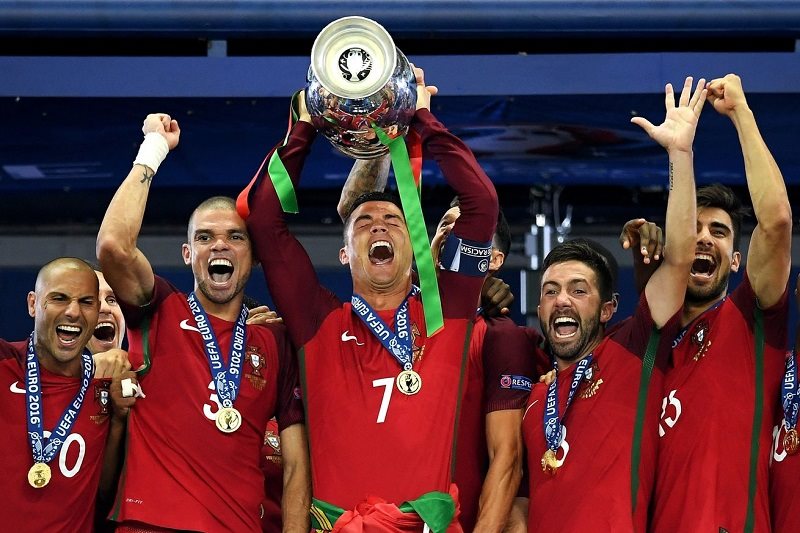 یورو 2016 با قهرمانی پرتغال در مقابل فرانسه به پایان رسید؛ کریستیانو رونالدو جام قهرمانی را به بالای سر برد