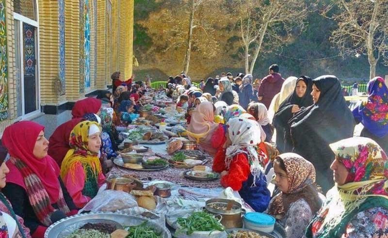 یک جشن محلی که با حضور بانوان و کودکان روستای زیارت برگزار شده.