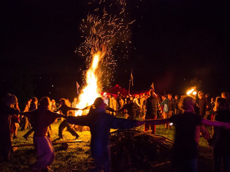 برپایی آتش در جشن هولی در هند