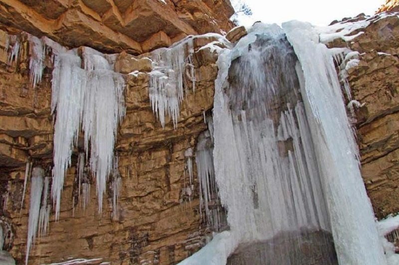 آبشار قندیل و یخی آوستا شاهرود