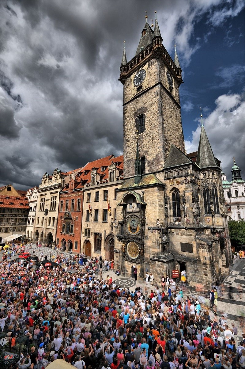 ساعت پراگ از شلوغ‌ترین مکان‌های این شهر محسوب می‌شود