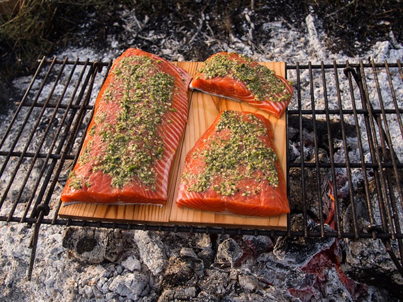 طبخ ماهی بر روی تخته چوب