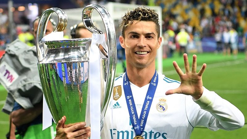 کریستیانو رونالدو، 5 عنوان قهرمانی (1 قهرمانی منچستریونایتد - 4 قهرمانی رئال مادرید) را در کارنامه‌ی خود دارد. خنتو (اسطوره‌ی رئال مادرید) تنها بازیکن دارای 6 قهرمانی اروپاست.