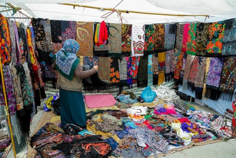  زن ترکمنی در حال فروش روسری ترکمنی