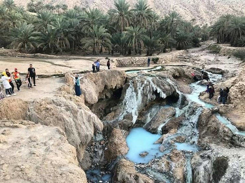 گردشگران در کنار آبگرم گنو بندرعباس