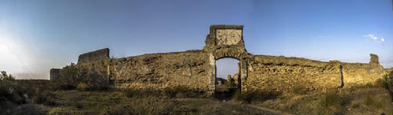 بنای تخریب شده قلعه روس‌ها در جزیره آشوراده