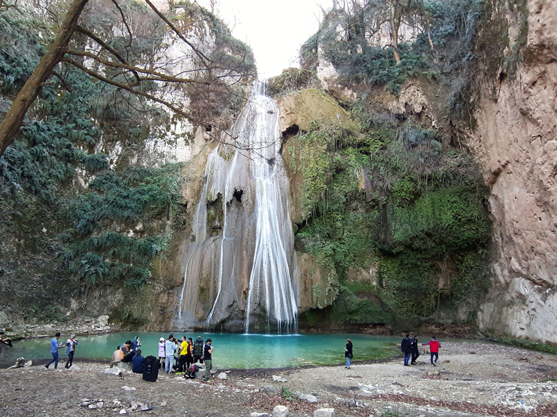 گردشگران در کنار آبشار لوه