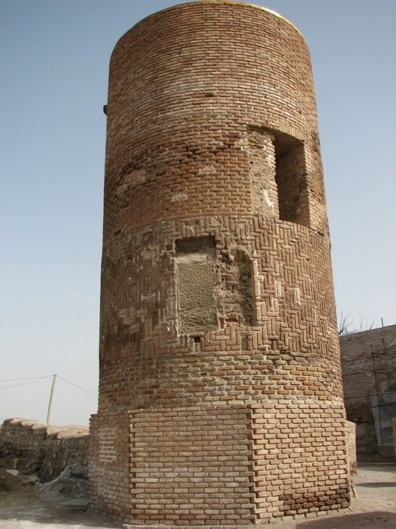  مناره و کتیبه روی آن