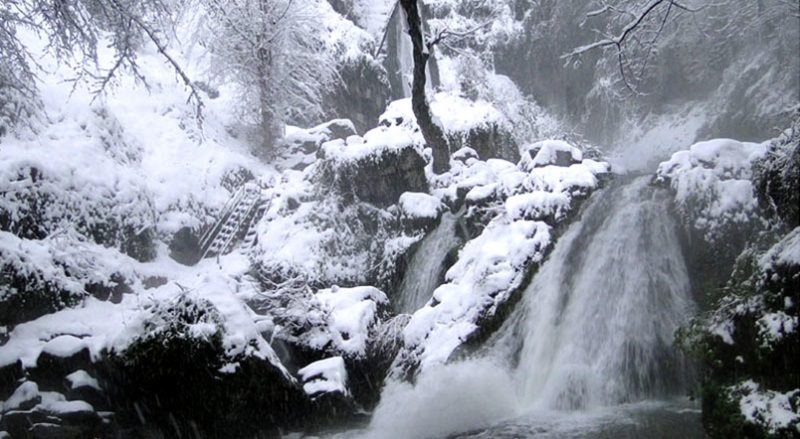  آبشار کبودوال پوشیده از برف و یخ در فصل زمستان