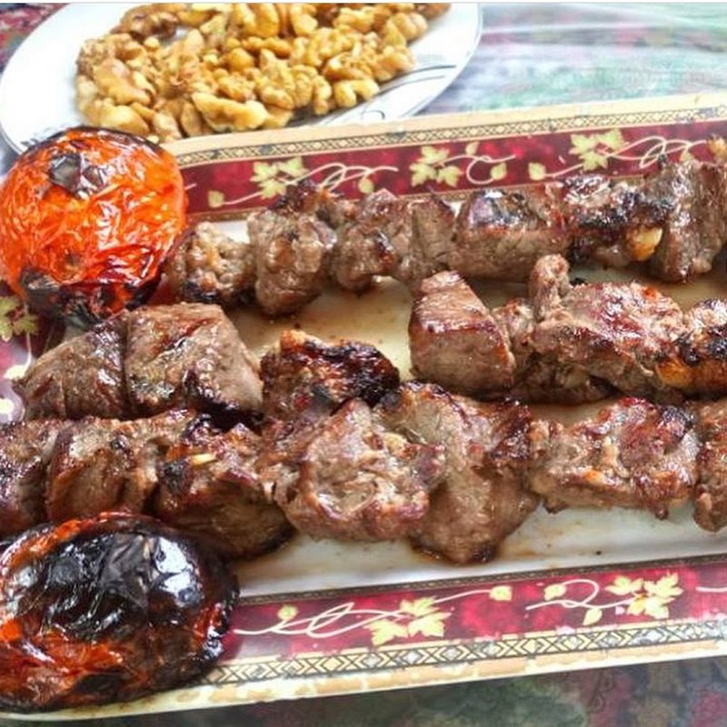 کباب‌های رستوران حسن رشتی مشهد در بین محبوب‌ترین غذاهای آن قرار دارد
