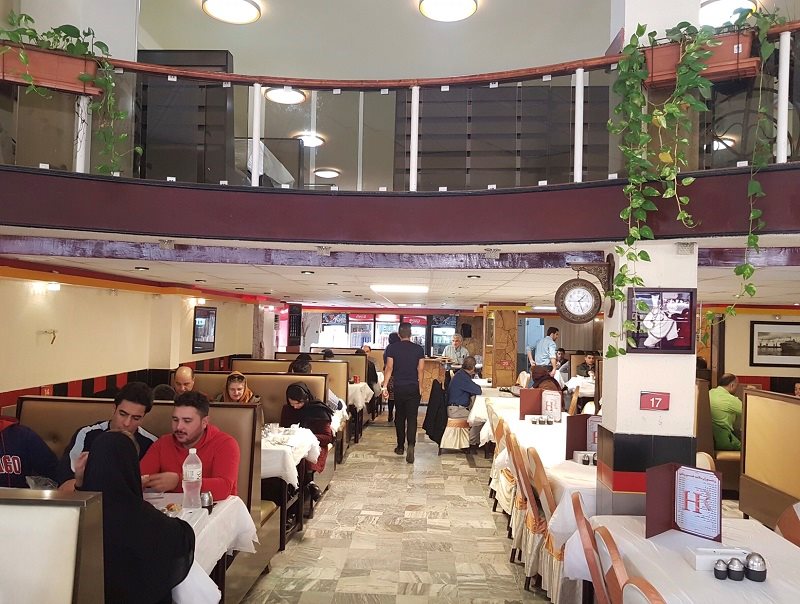 محیط داخلی رستوران حسن رشتی مشهد