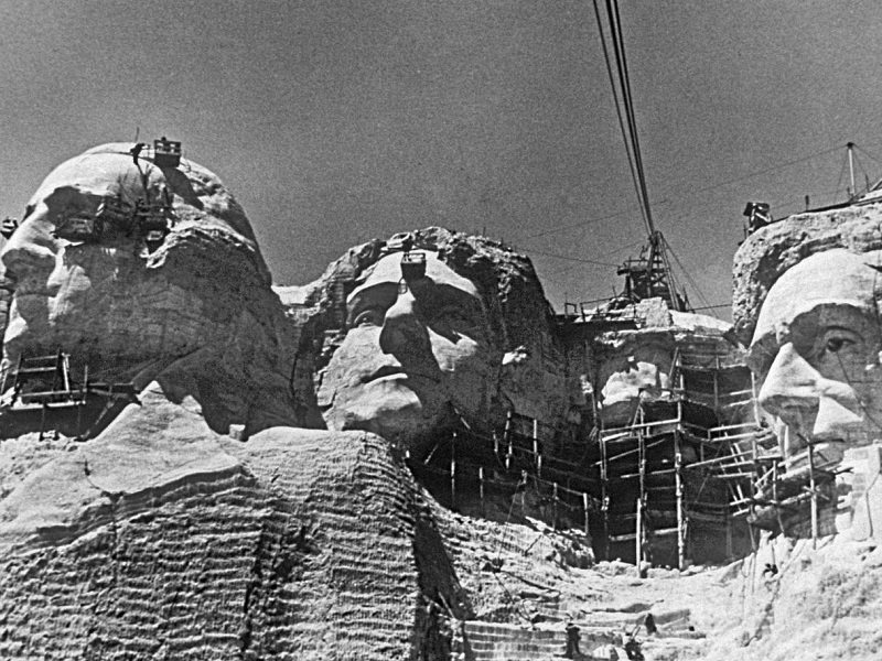 عکسی قدیمی از روند ساخت بنای یادبود راشمور