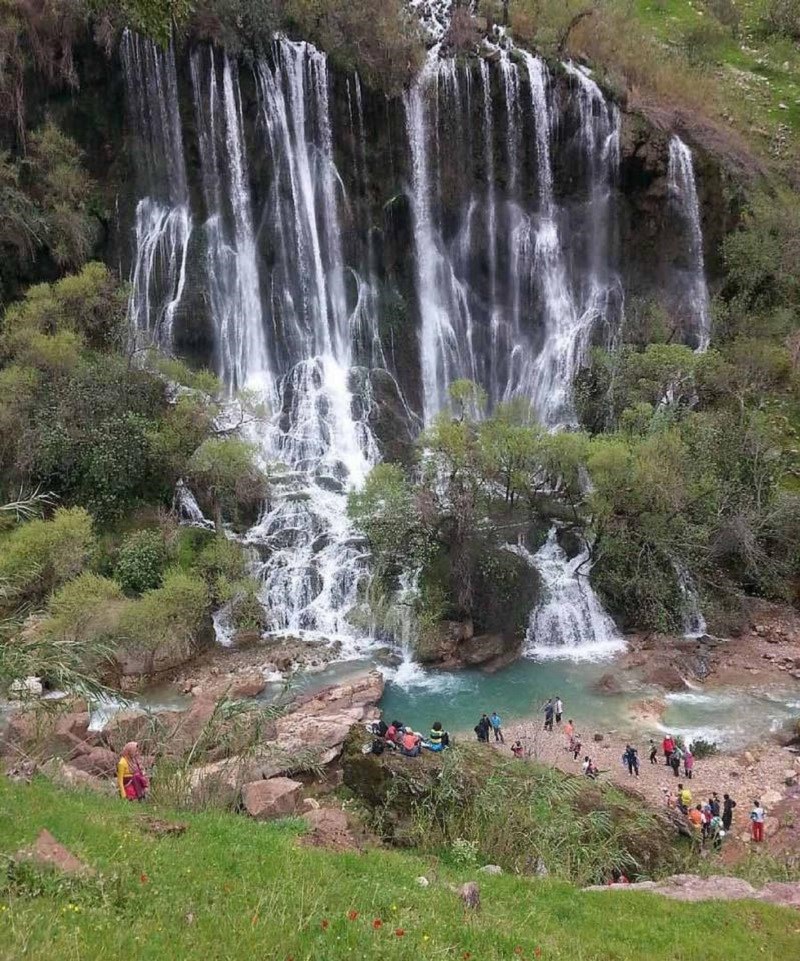 تفریح مردم در کنار آبشار شوی دزفول