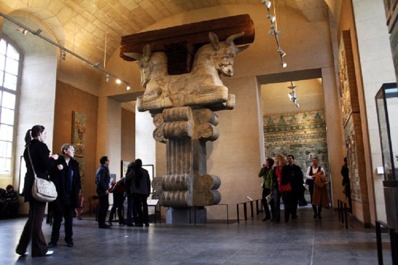 ستون و مجسمه اسب از کاخ آپادانا شوش  در موزه لوور