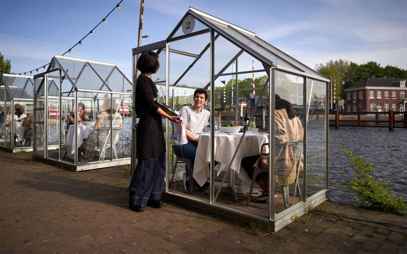ابتکار رستورانی در آمستردام برای حفظ فاصله اجتماعی